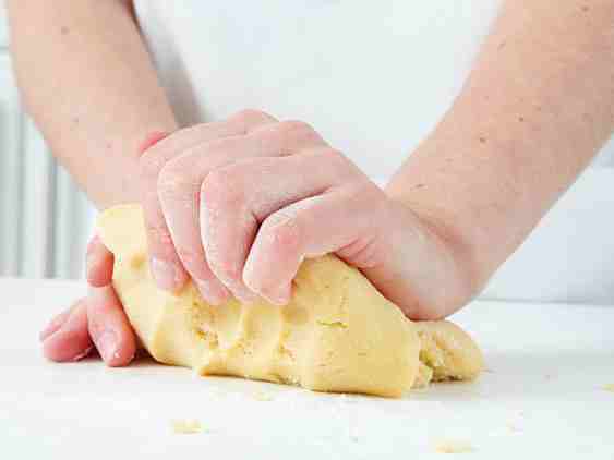 einfache weihnachtskekse ,plätzchen weihnachten ,buttergebäck zum ausstechen ,wie macht man mürbeteig für plätzchen ,plätzchen teig ,spitzbuben rezept