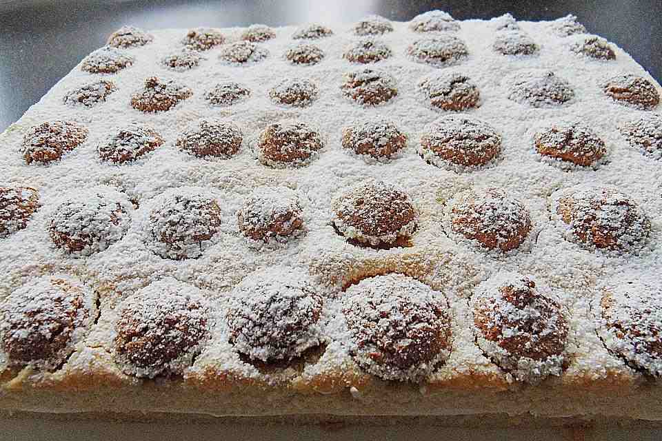 biskuitschnitten mit obst ,biskuitschnitten mit erdbeeren ,biskuit sahne schnitten ,biskuitschnitten mit marmelade ,biskuitteig rezept blech ,süße schnitten ,biskuitboden blech ,erdbeerschnitten blechkuchen