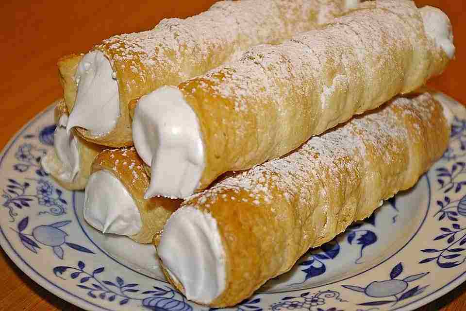 schaumrollen youtube ,schillerlocken rezept ,blätterteig rezept ,topfengolatsche ,tante fanny ,kardinalschnitte ,cremeschnitte rezept ,cream horn vs cannoli